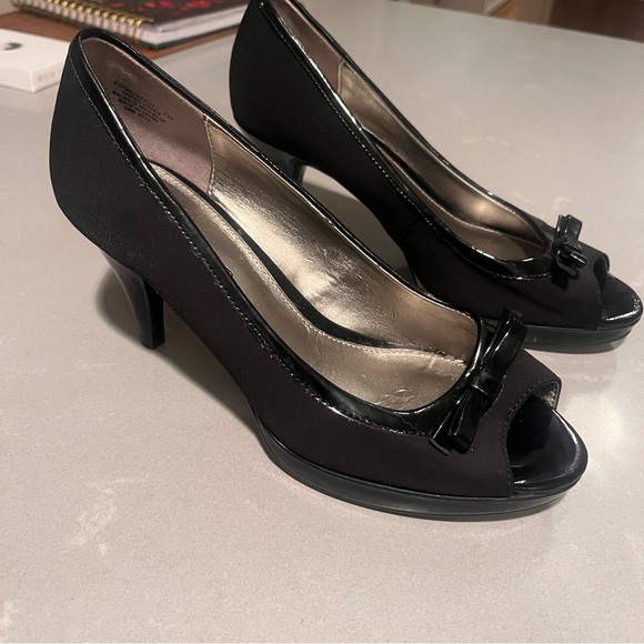 BANDOLINO Peep Toe Bow Platform Pumps in Black: Sz 7 - Picture 2 of 7